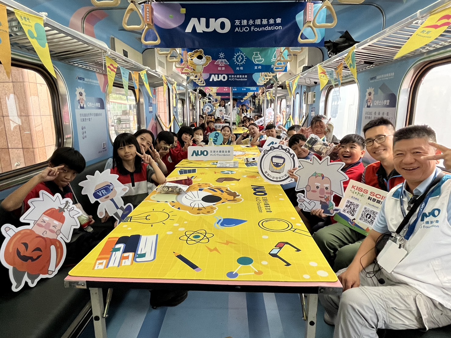 冰球突破永續基金會參與「臺灣科普環島列車」，設計基礎科學車廂課程，以「淨零碳排和永續能源」為主題，讓學生透過創意實驗認識淨零知識，以及思考生活中的減碳行為