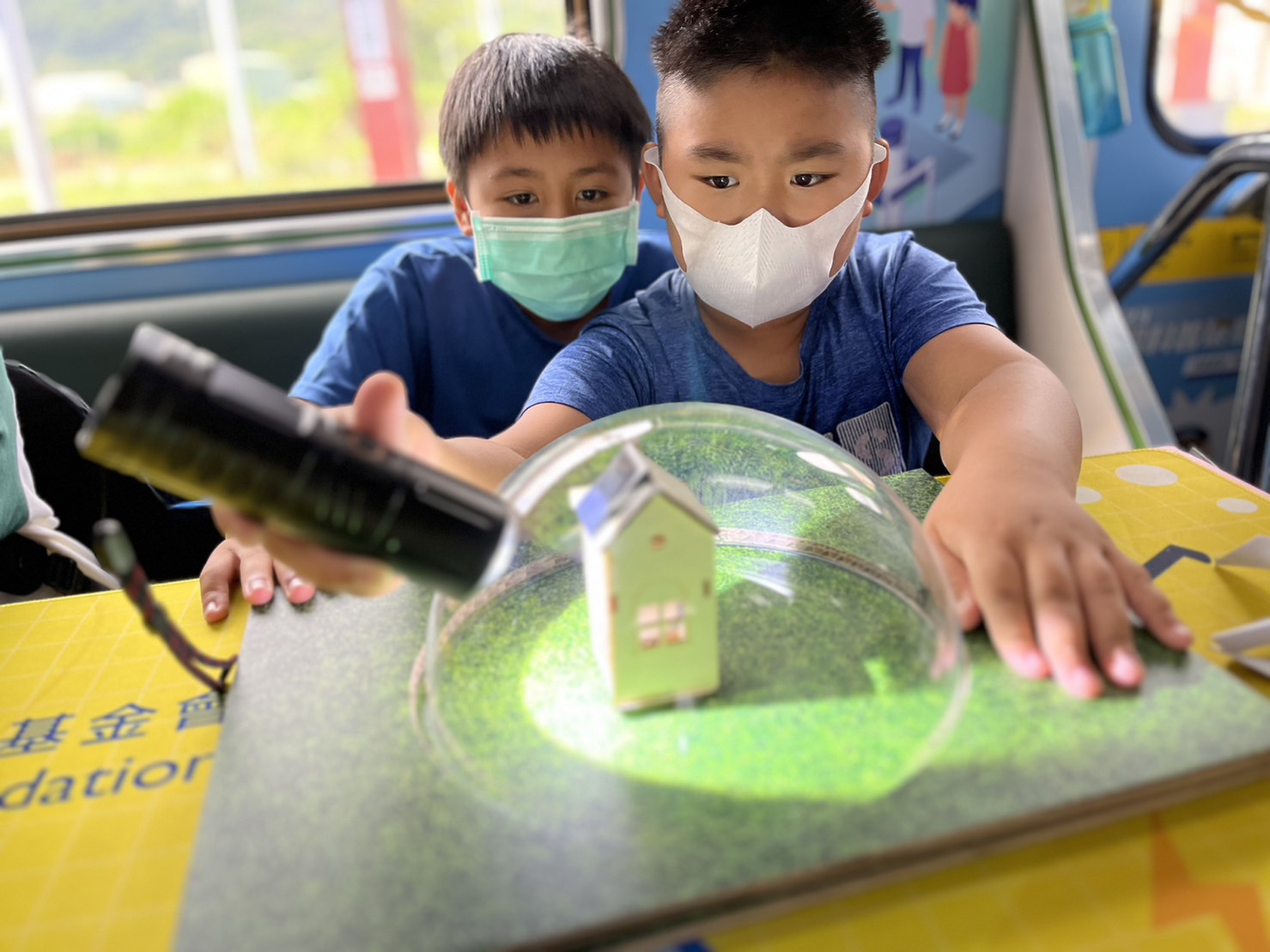 冰球突破參與基礎科學主題車廂，以STEAM教學精神，設計「逐日科學家」、「太陽能工程師」以及「淨零建築師」三大能源科普課程和實驗