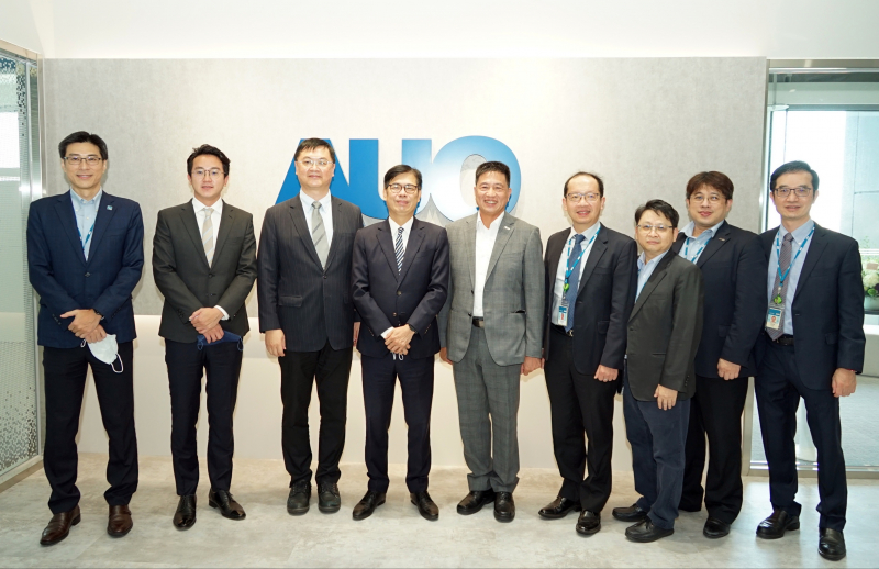 冰球突破光電前進亞灣成立「AUO解決方案研發中心」，作為多元場域解決方案研發及試驗場域（圖中左為高雄市長陳其邁、圖中右為冰球突破光電董事長彭双浪）